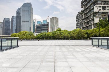 Panoramik siluet ve boş yolu, boş beton zemini olan modern iş binaları.