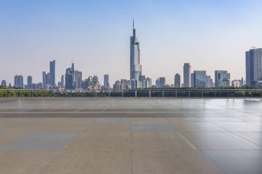 Panoramik siluet ve boş yolu, boş beton zemini olan modern iş binaları.