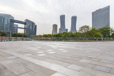 Panoramik siluet ve boş yolu, boş beton zemini olan modern iş binaları.