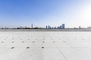 Panoramik siluet ve boş yolu, boş beton zemini olan modern iş binaları.