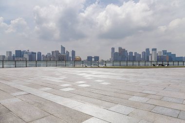 Panoramik siluet ve boş yolu, boş beton zemini olan modern iş binaları.