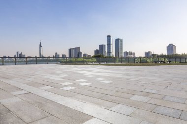 Panoramik siluet ve boş yolu, boş beton zemini olan modern iş binaları.