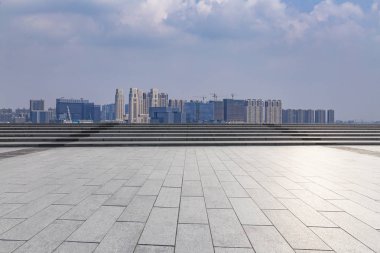 Panoramik siluet ve boş yolu, boş beton zemini olan modern iş binaları.