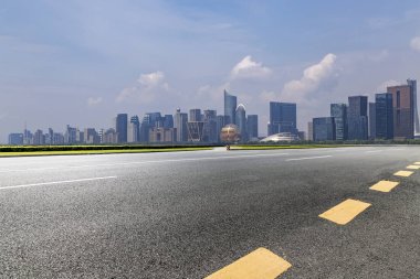 Panoramik siluet ve boş yolu, boş beton zemini olan modern iş binaları.