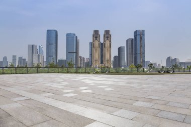 Panoramik siluet ve boş yolu, boş beton zemini olan modern iş binaları.