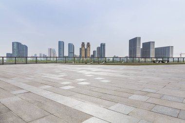 Panoramik siluet ve boş yolu, boş beton zemini olan modern iş binaları.