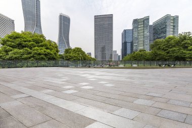 Panoramik siluet ve boş yolu, boş beton zemini olan modern iş binaları.
