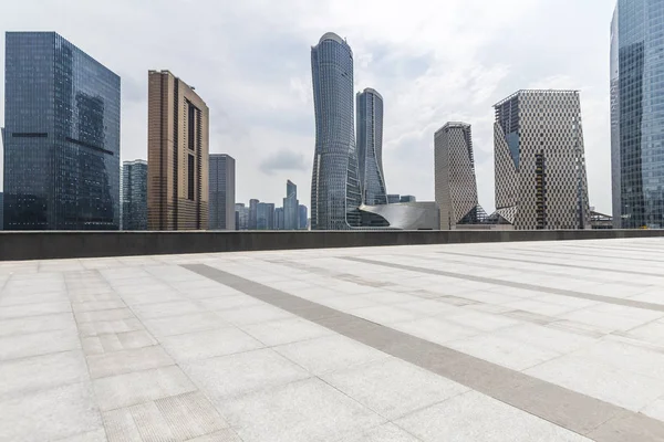 Panoramik Siluet Boş Yolu Boş Beton Zemini Olan Modern Binaları — Stok fotoğraf
