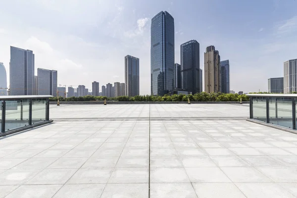 Panoramik Siluet Boş Yolu Boş Beton Zemini Olan Modern Binaları — Stok fotoğraf