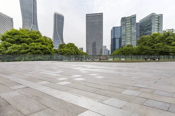 Panorámás Tetőtér Modern Irodaházak Üres Úttal Üres Betonpadlóval — Stock Fotó