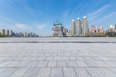 Panoramik siluet ve boş yolu, boş beton zemini olan modern iş binaları.