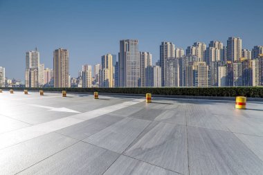 Panoramik siluet ve boş yolu, boş beton zemini olan modern iş binaları.