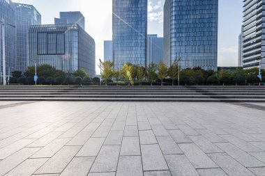 Panoramik siluet ve boş yolu, boş beton zemini olan modern iş binaları.