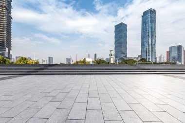 Panoramik siluet ve boş yolu, boş beton zemini olan modern iş binaları.