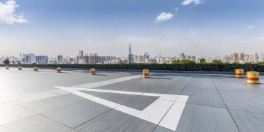 Panoramik siluet ve boş yolu, boş beton zemini olan modern iş binaları.