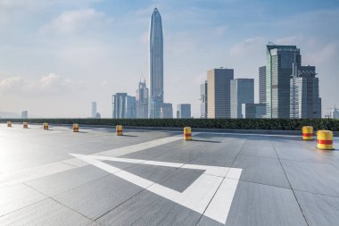 Panoramik siluet ve boş yolu, boş beton zemini olan modern iş binaları.