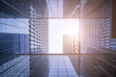 Modern gökdelenlerin mavi gökyüzüne karşı alt görünümü