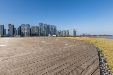 Panoramik siluet ve boş yolu, boş beton zemini olan modern iş binaları.