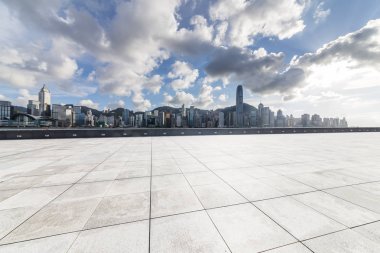 Panoramik siluet ve boş yolu, boş beton zemini olan modern iş binaları.