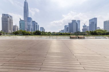 Panoramik siluet ve boş yolu, boş beton zemini olan modern iş binaları.