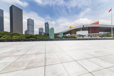 Panoramik siluet ve boş yolu, boş beton zemini olan modern iş binaları.