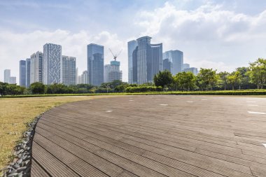 Panoramik siluet ve boş yolu, boş beton zemini olan modern iş binaları.