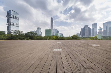 Panoramik siluet ve boş yolu, boş beton zemini olan modern iş binaları.