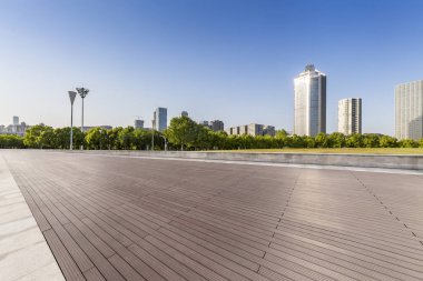 Panoramik siluet ve boş yolu, boş beton zemini olan modern iş binaları.