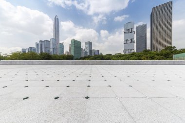 Panoramik siluet ve boş yolu, boş beton zemini olan modern iş binaları.