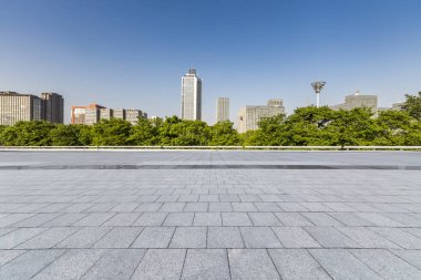 Panoramik siluet ve boş yolu, boş beton zemini olan modern iş binaları.