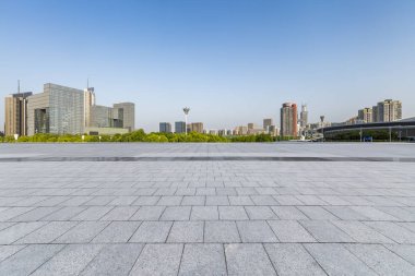 Panoramik siluet ve boş yolu, boş beton zemini olan modern iş binaları.