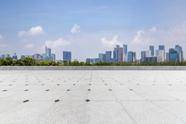 Panoramik siluet ve boş yolu, boş beton zemini olan modern iş binaları.
