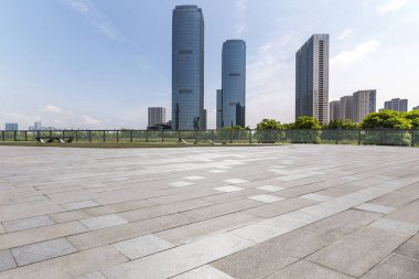 Panoramik siluet ve boş yolu, boş beton zemini olan modern iş binaları.