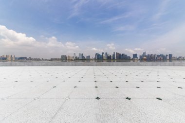 Panoramik siluet ve boş yolu, boş beton zemini olan modern iş binaları.