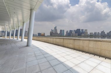 Panoramik siluet ve boş yolu, boş beton zemini olan modern iş binaları.