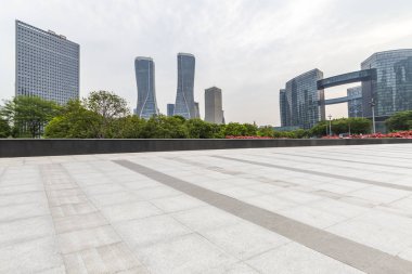 Panoramik siluet ve boş yolu, boş beton zemini olan modern iş binaları.