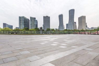 Panoramik siluet ve boş yolu, boş beton zemini olan modern iş binaları.