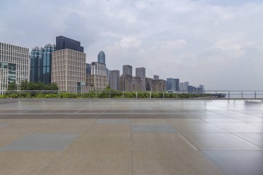 Panoramik siluet ve boş yolu, boş beton zemini olan modern iş binaları.