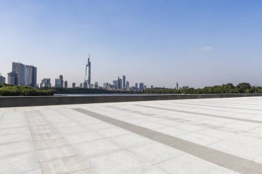 Panoramik siluet ve boş yolu, boş beton zemini olan modern iş binaları.