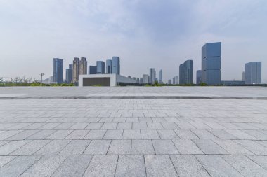 Panoramik siluet ve boş yolu, boş beton zemini olan modern iş binaları.