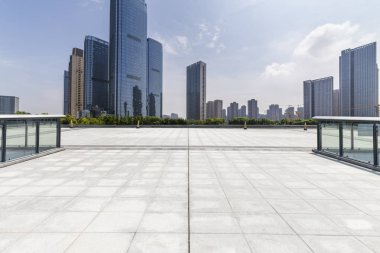 Panoramik siluet ve boş yolu, boş beton zemini olan modern iş binaları.