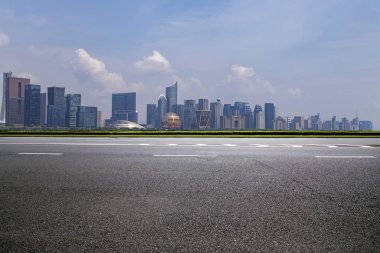 Panoramik siluet ve boş yolu, boş beton zemini olan modern iş binaları.