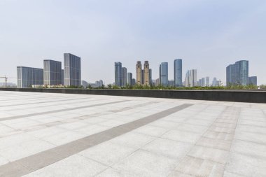 Panoramik siluet ve boş yolu, boş beton zemini olan modern iş binaları.