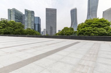 Panoramik siluet ve boş yolu, boş beton zemini olan modern iş binaları.