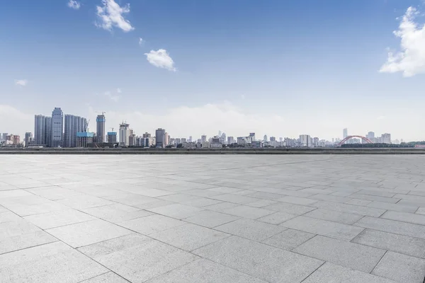 Panoramik Siluet Boş Yolu Boş Beton Zemini Olan Modern Binaları — Stok fotoğraf