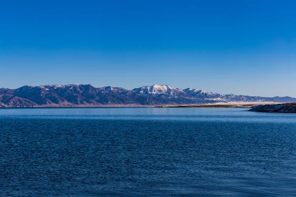 Lago Sailimu Congelado Com Fundo Montanha Neve Yili Xinjiang China — Fotografia de Stock