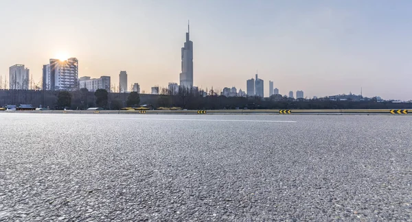 Skyline Panoramico Moderni Edifici Uffici Aziendali Con Strada Vuota Pavimento — Foto Stock