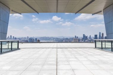 Panoramik siluet ve boş yolu, boş beton zemini olan modern iş binaları.