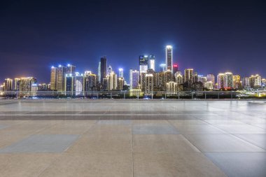 Panoramik siluet ve boş yolu, boş beton zemini olan modern iş binaları.