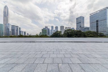 Panoramik siluet ve boş yolu, boş beton zemini olan modern iş binaları.